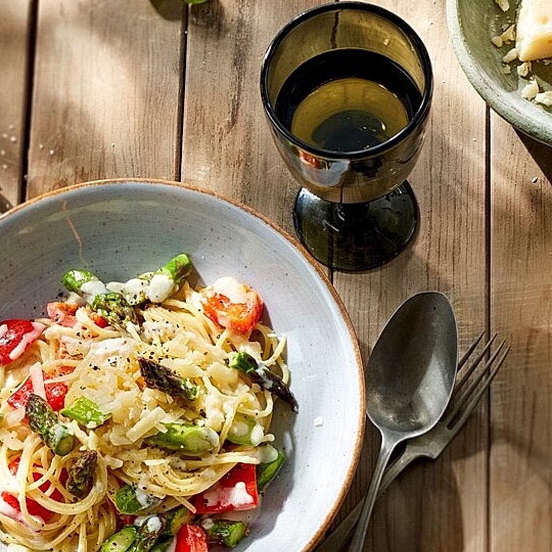 Spaghetti mit gebratenem grünen Spargel und Paprika