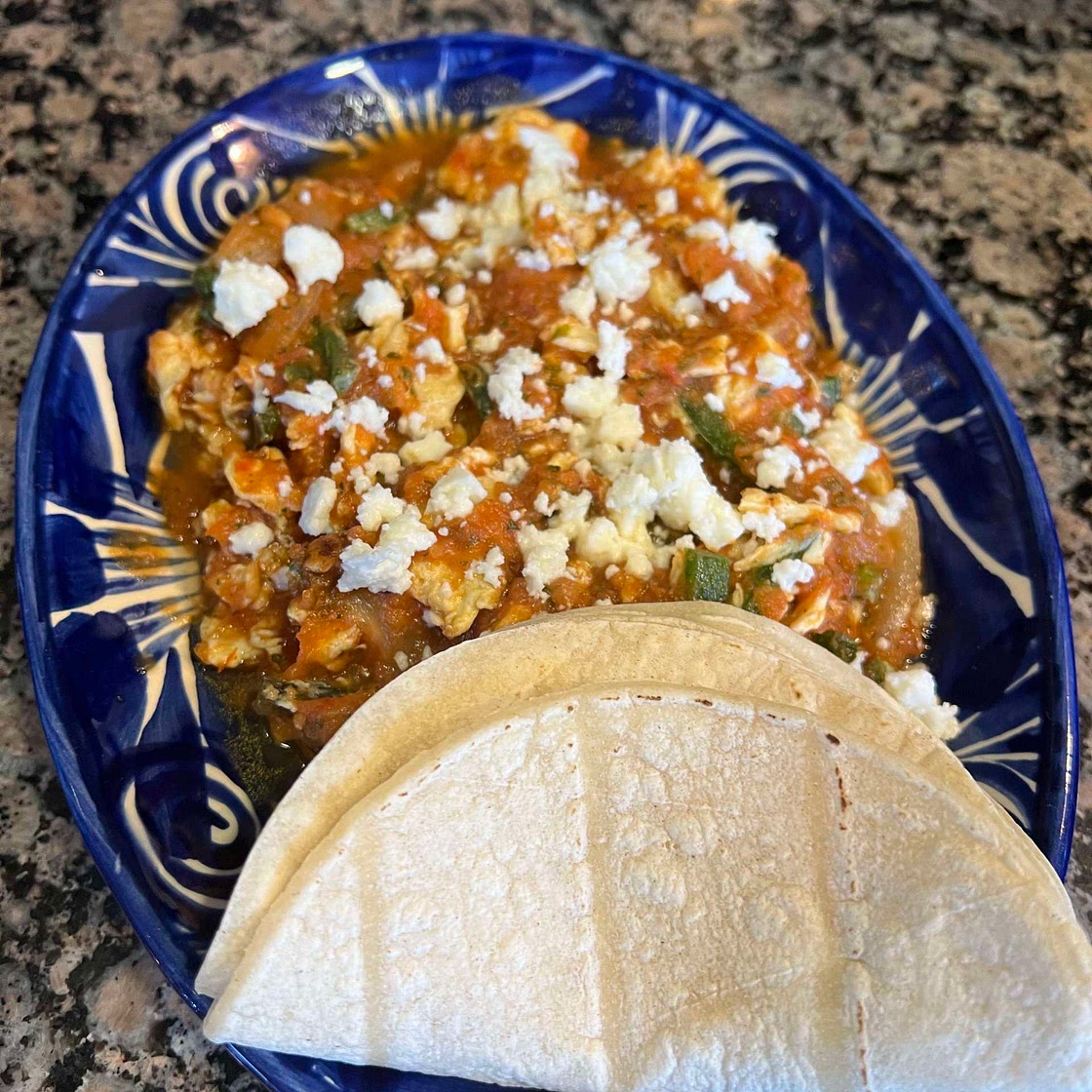 HUEVOS Y RAJAS EN SALSA ROJA