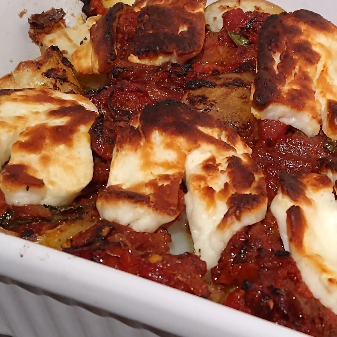 Crispy potato and halloumi bake