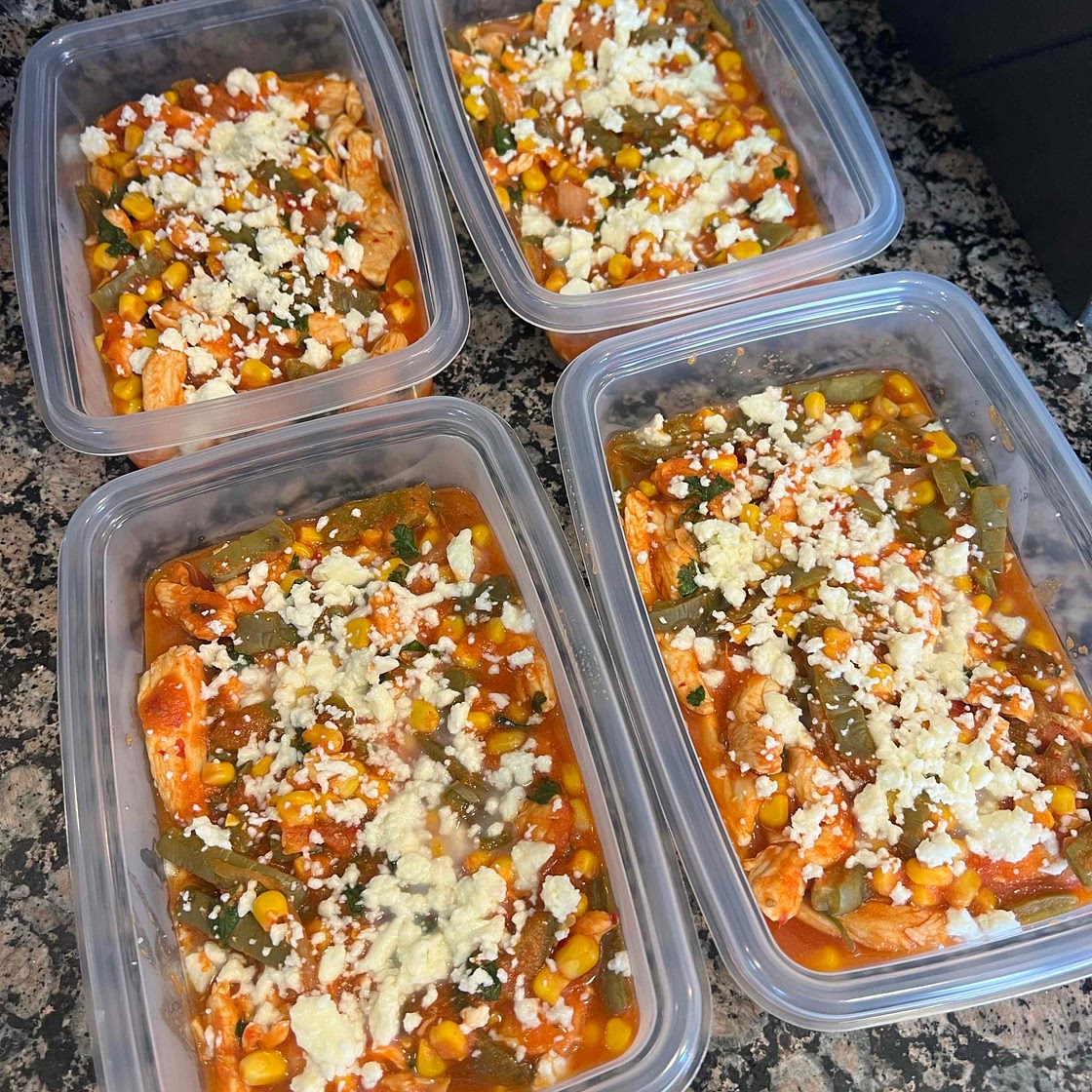 POLLO Y NOPALES EN SALSA ROJA 
