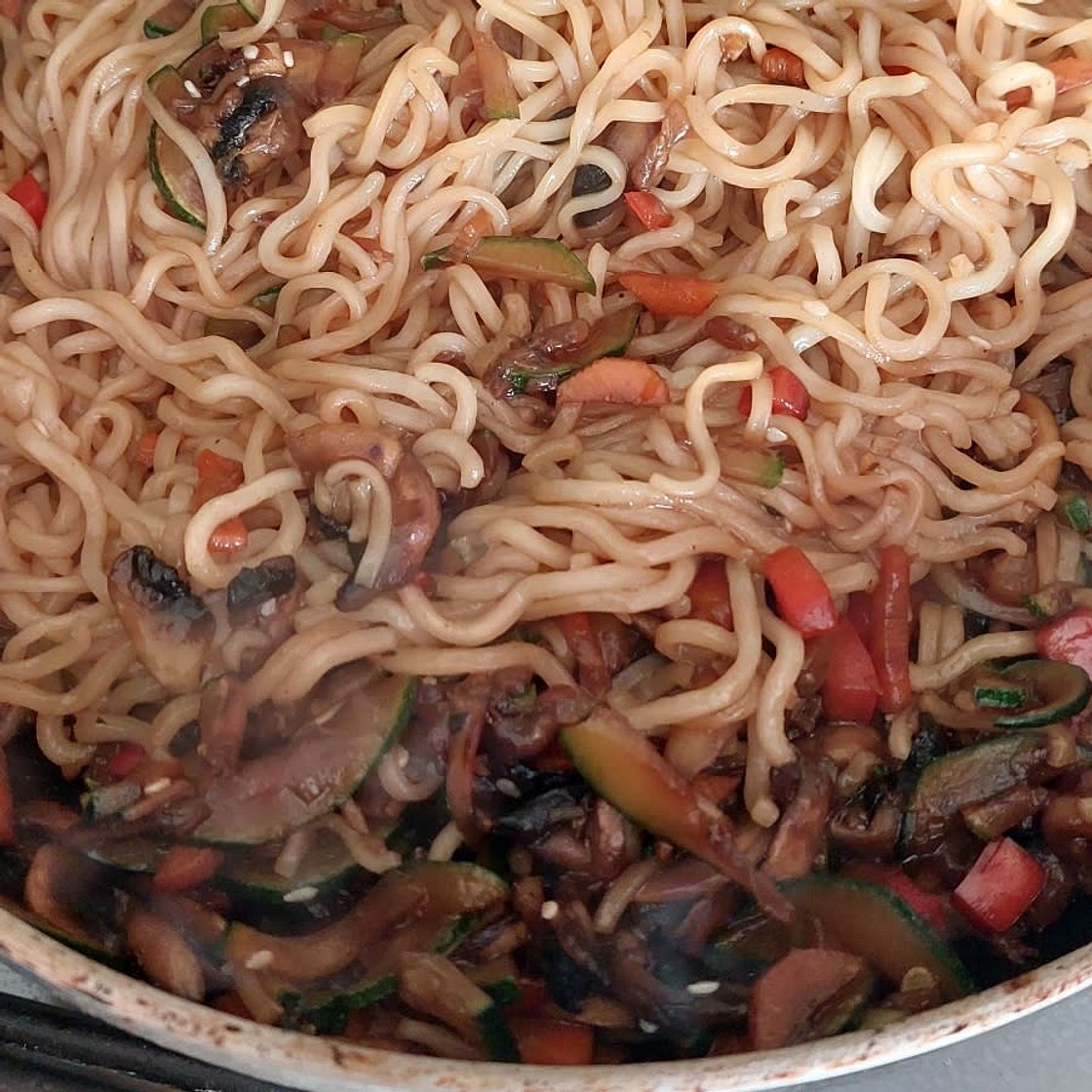 Wok de nouilles sautées aux légumes