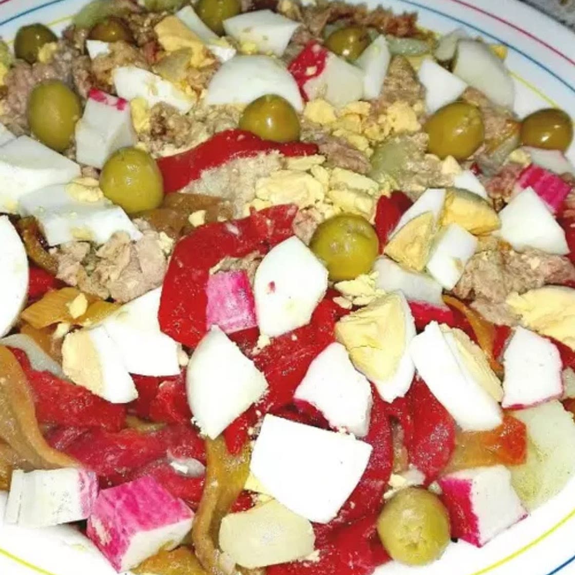 Ensalada de patatas con aceitunas rellenas y atún