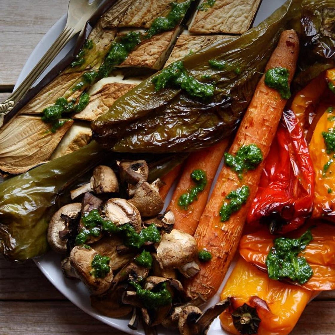 Verduras al horno con salsa de espinacas