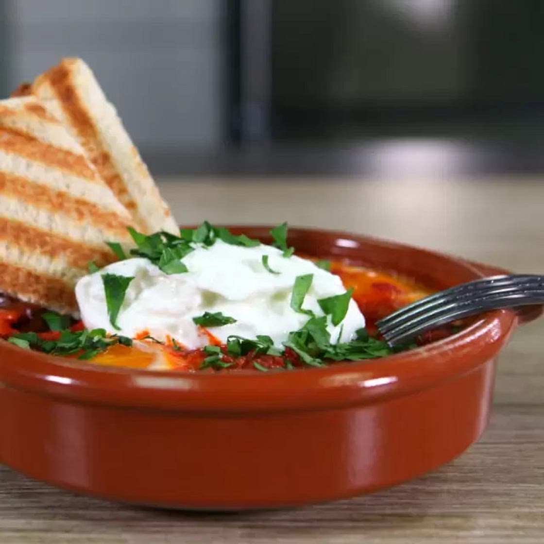 Huevos Cazuela con Salsa de Chile Guajillo con Yoghurt FAGE Total® 0%