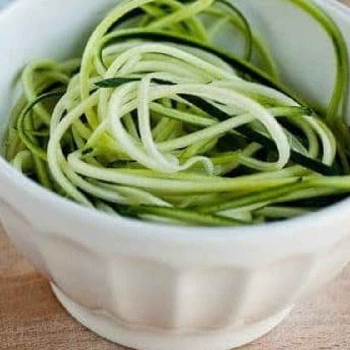 Tallarines de calabacín con salsa de aguacate