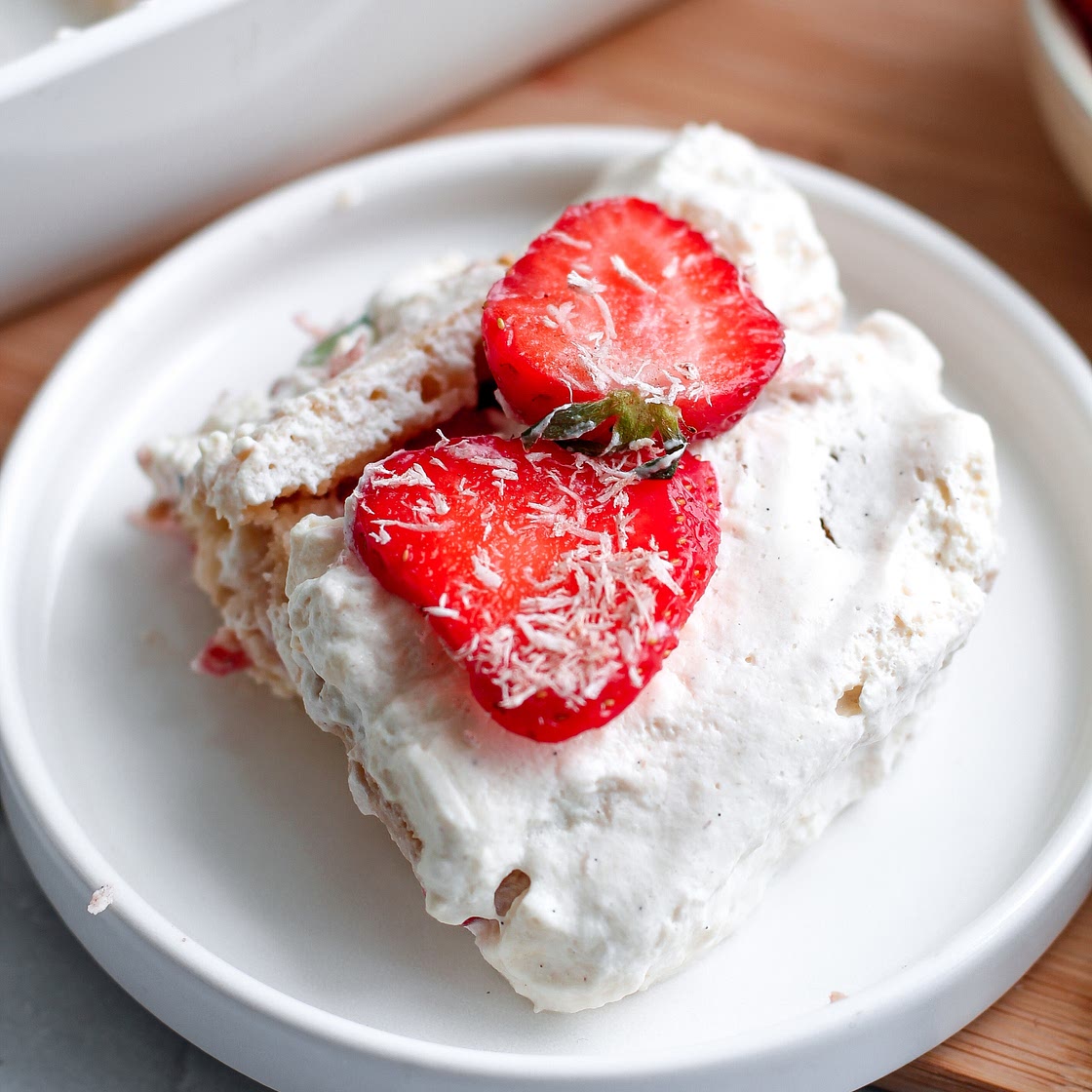 Kalorienarmes Erdbeer-Kokos Tiramisu