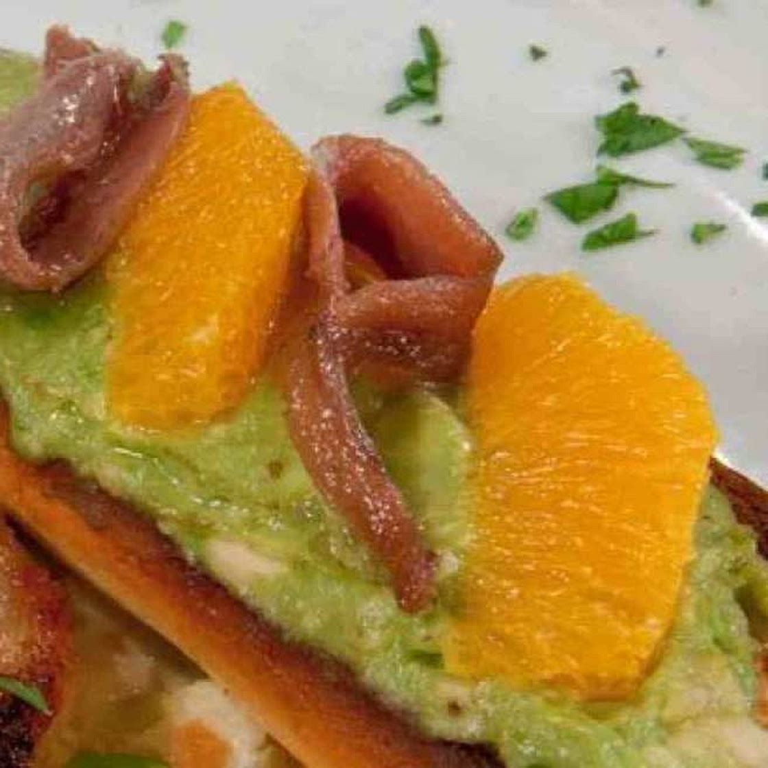 Tostada con naranja y anchoas