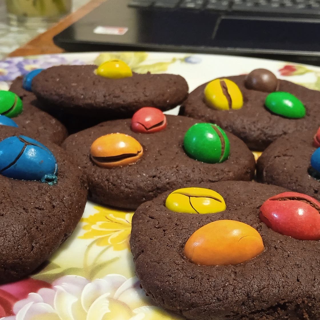 Chocolate cookies with ememdems candies