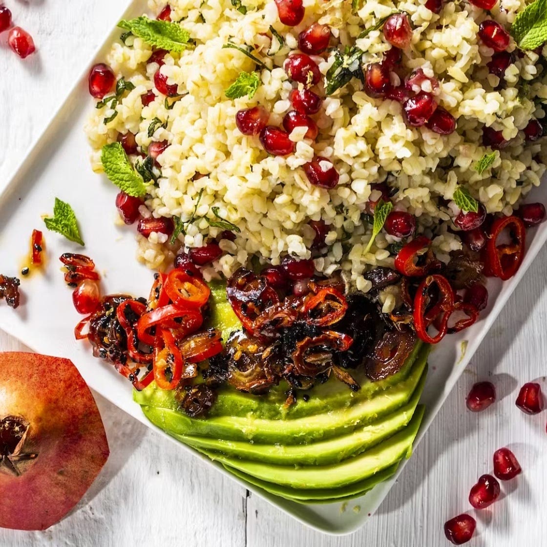 Bulgursalat mit Minze, Granatapfel und Avocado