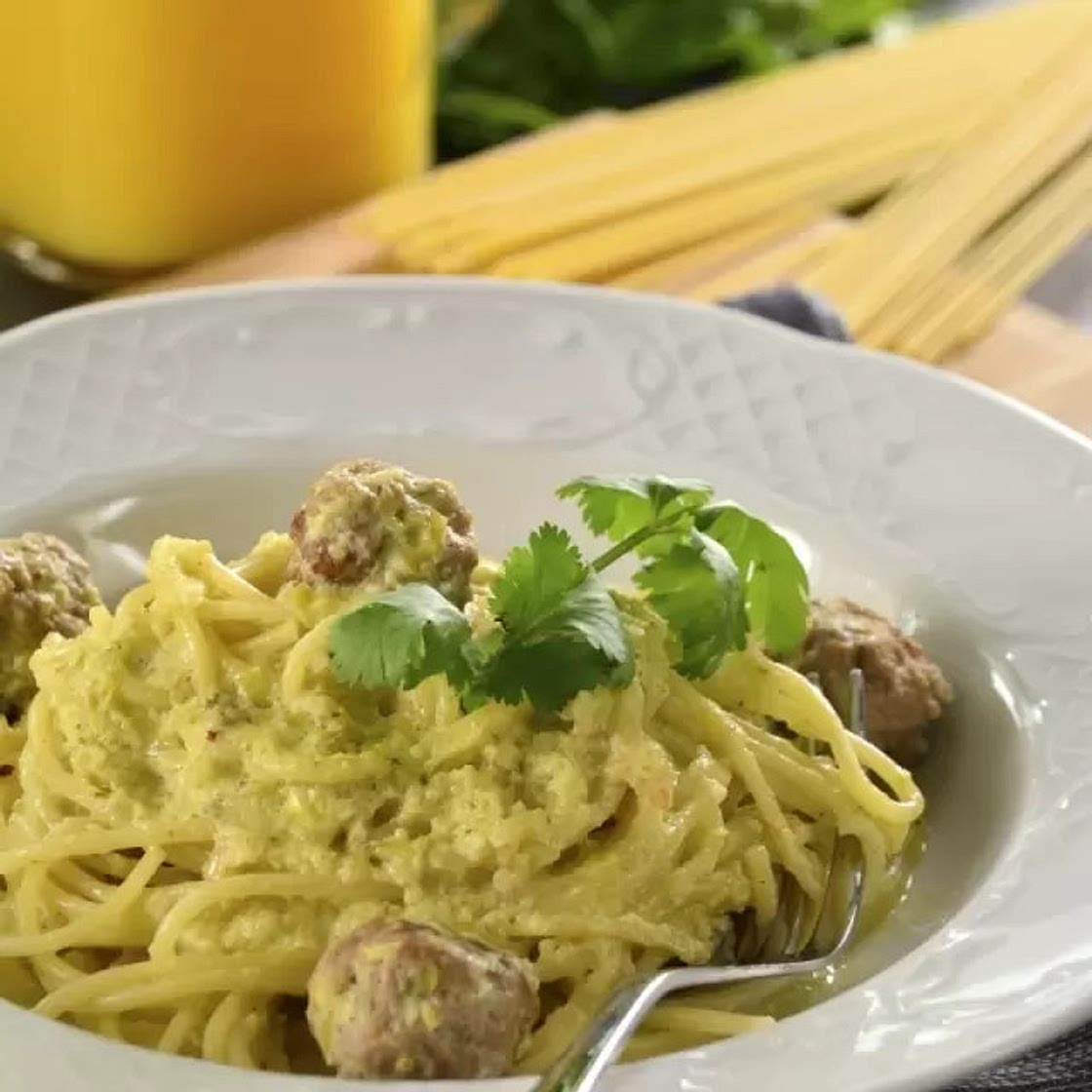 Spaghetti en Salsa Verde Cremosita con Ternera