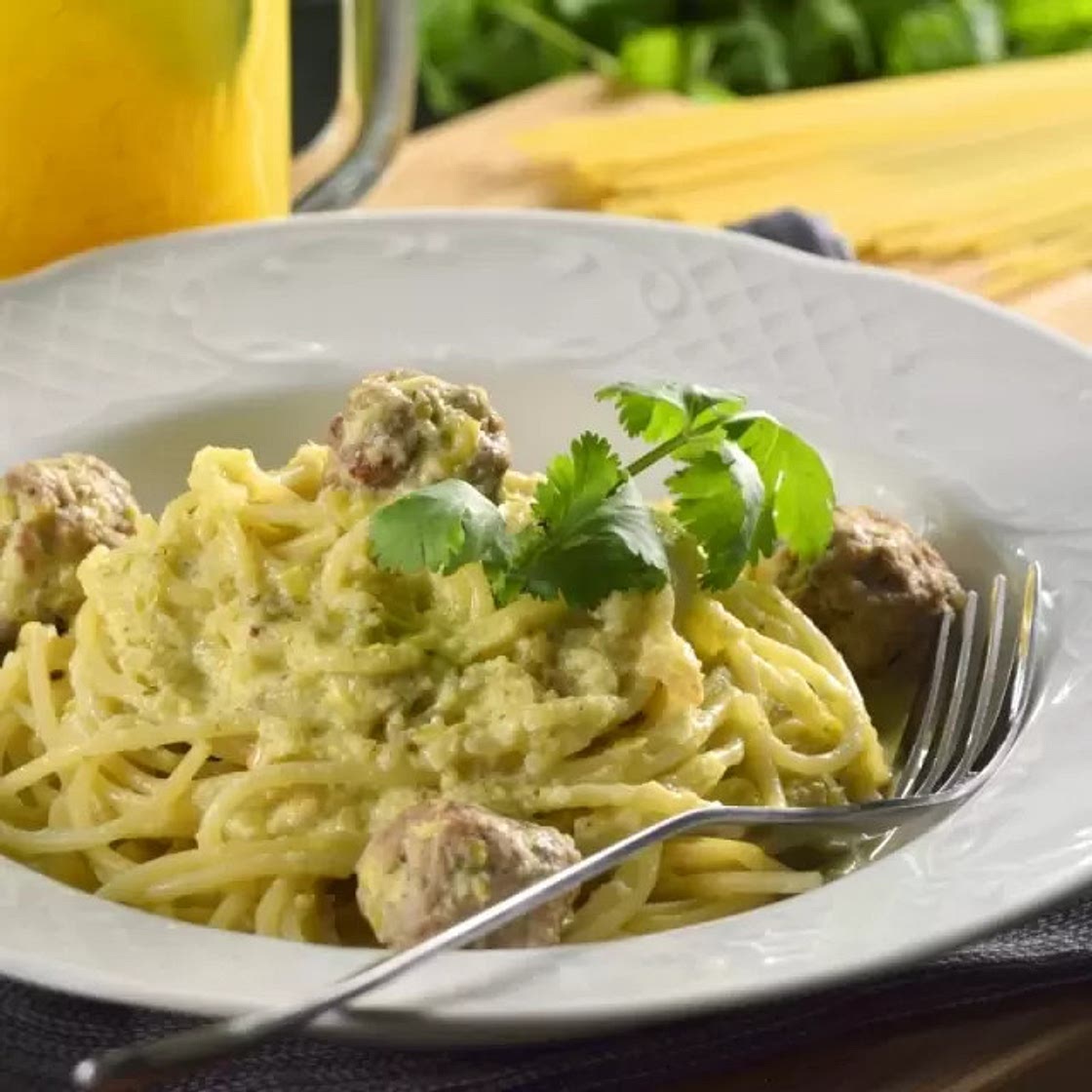 Spaghetti en Salsa Verde Cremosita con Ternera