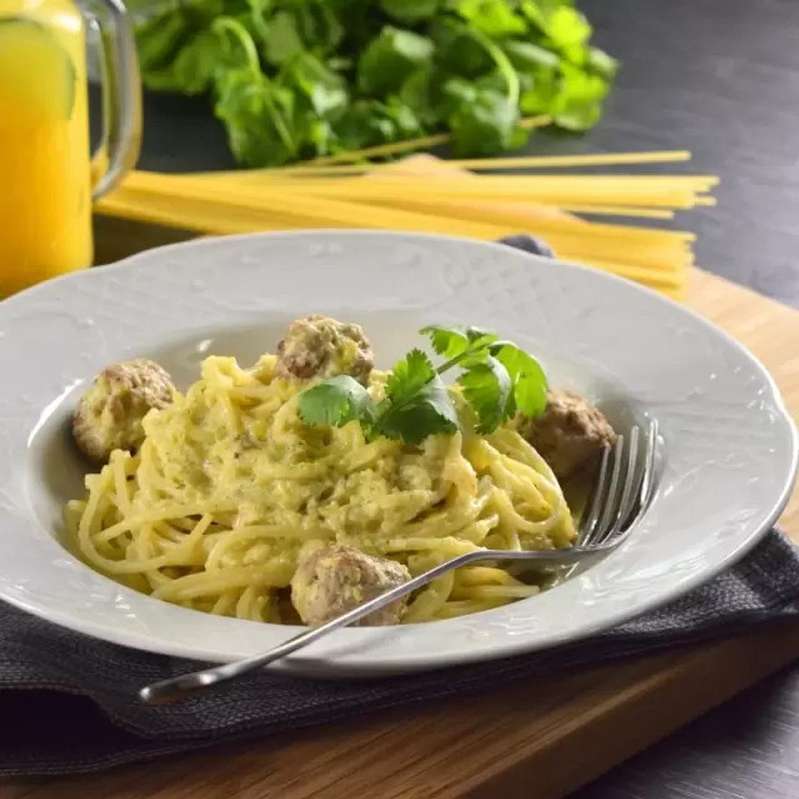 Spaghetti en Salsa Verde Cremosita con Ternera