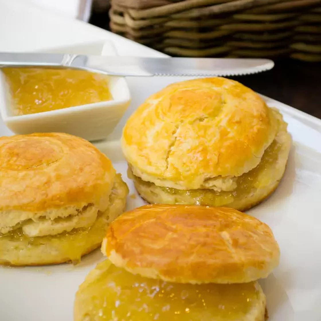Bisquets con Mermelada de Piña
