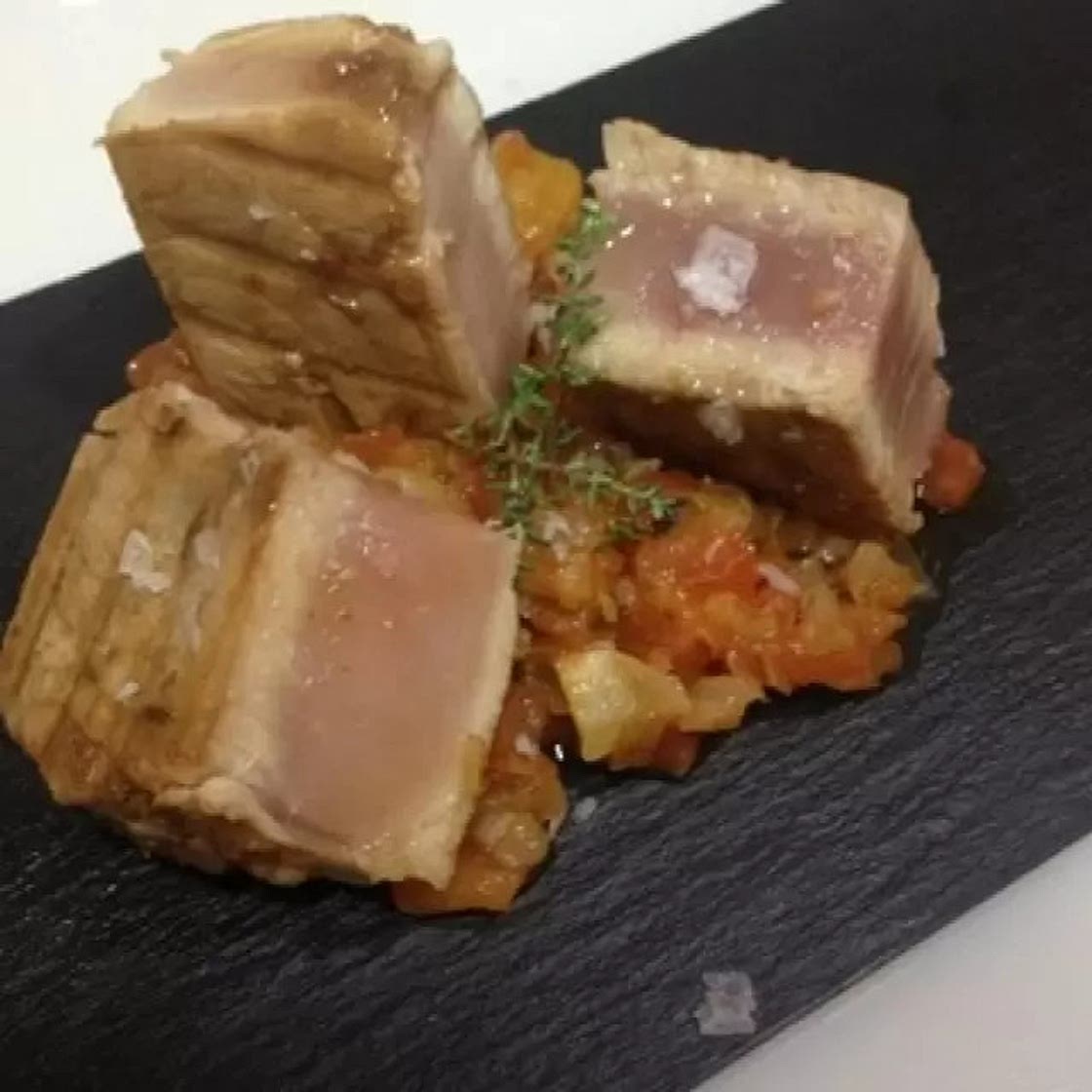 Bonito Marinado en Soja con Tomate Concasse