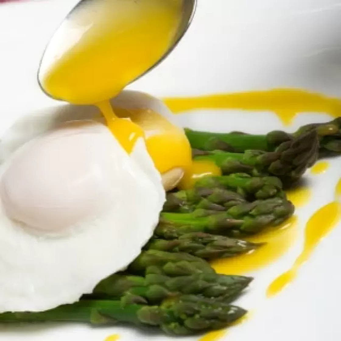 Huevos Poche con Esparragos