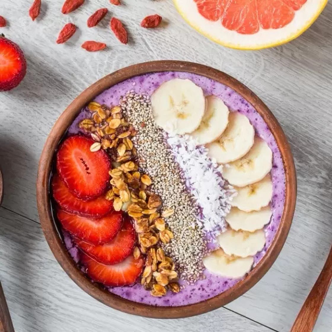 Bowl de Moras con Chía, Plátano y Granola
