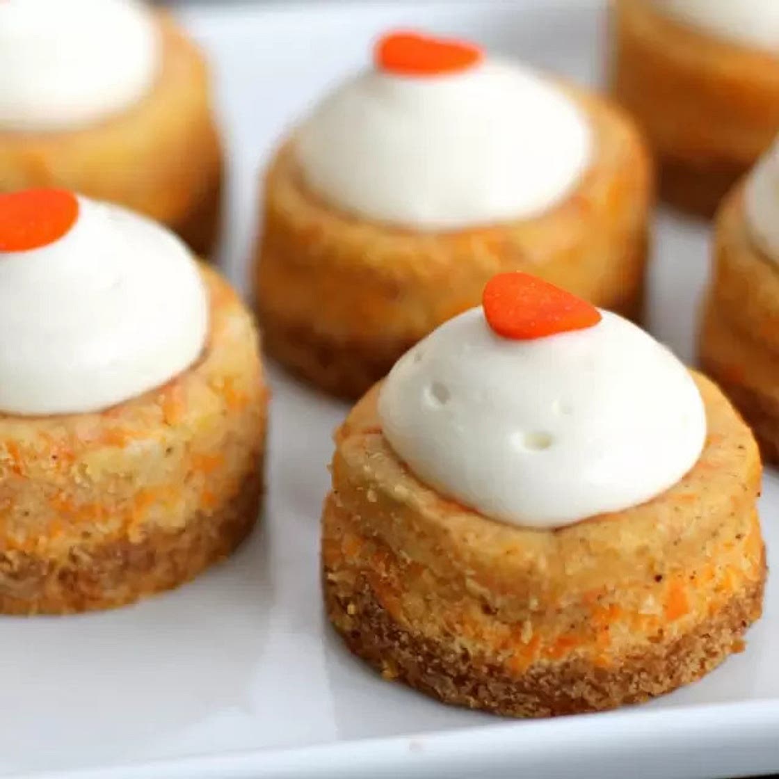 Mini Pastel de Zanahoria con Chocolate Bañado de Crema de Café
