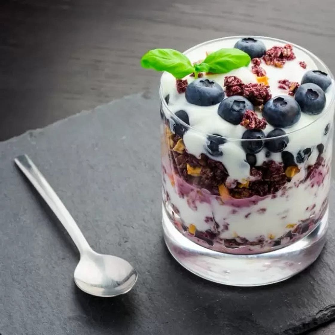 Yogurt, Granola y Frutas del Bosque