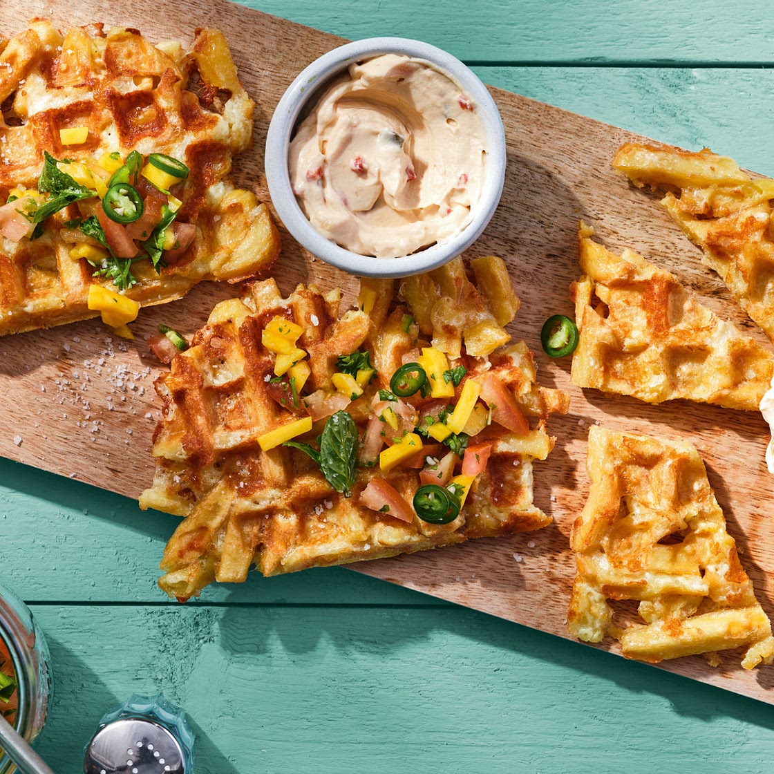 Pommes-Waffeln mit fruchtiger Mango-Tomaten-Salsa
