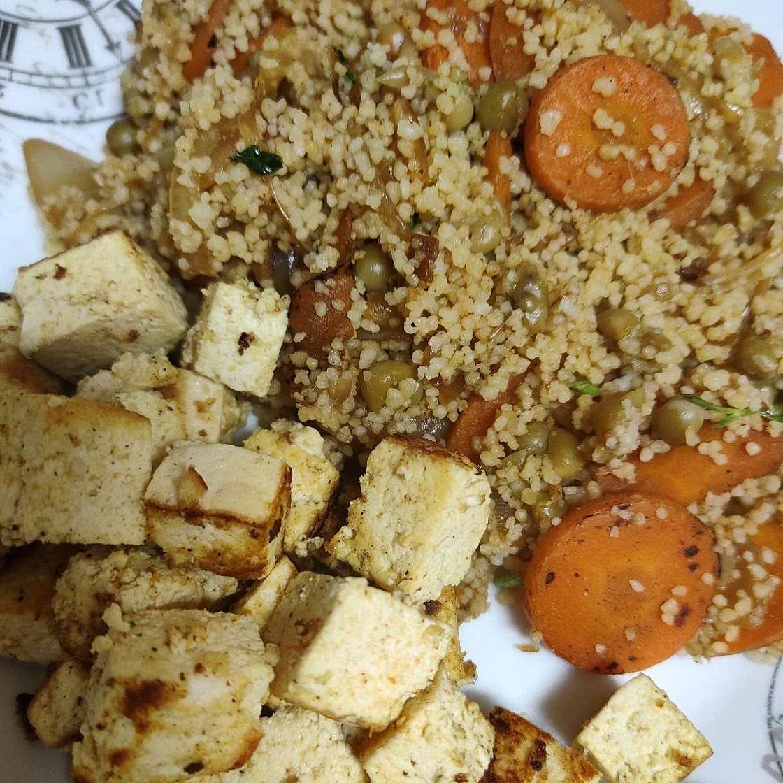 Tofu marinado a la mostaza con cuscús de verduras