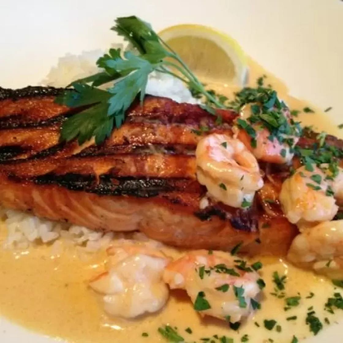 Salmón en Salsa de Camarón