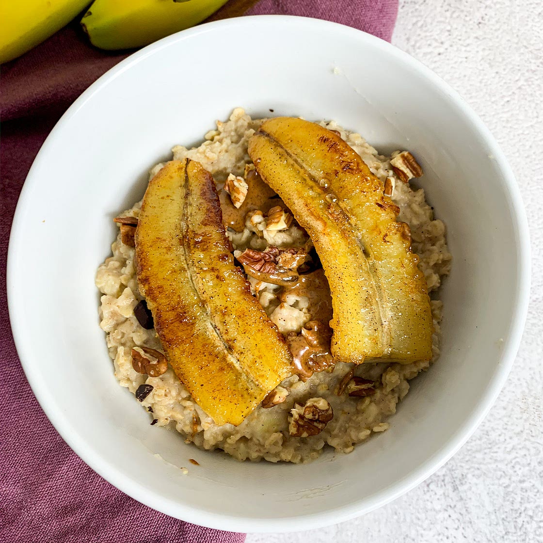 Caramelised banana porridge | With chocolate, pecans and almond butter