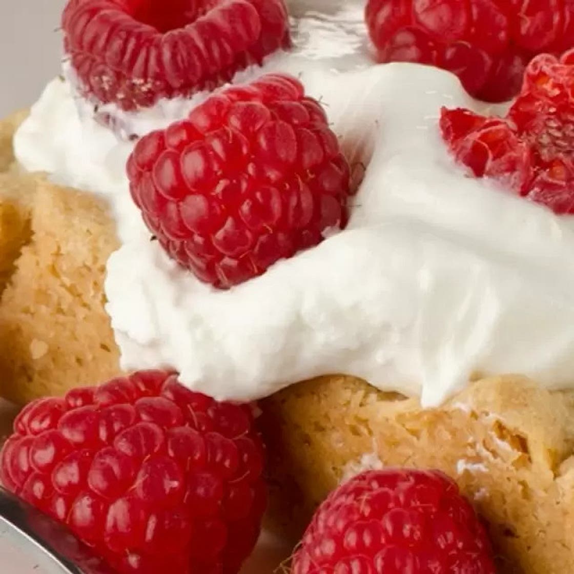 Panqué con Yoghurt y Frambuesas