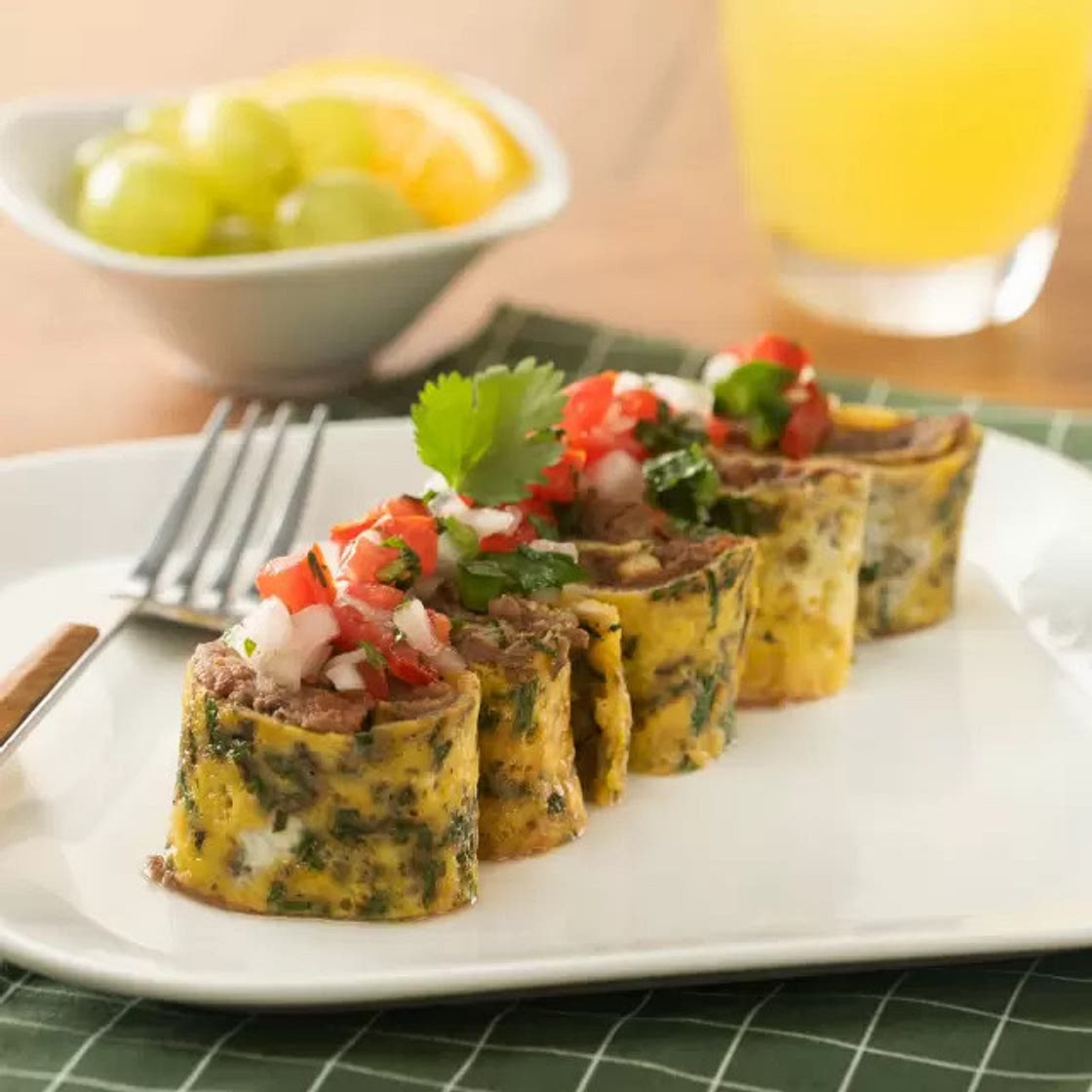 Rollo de Huevo Relleno de Frijoles Refritos
