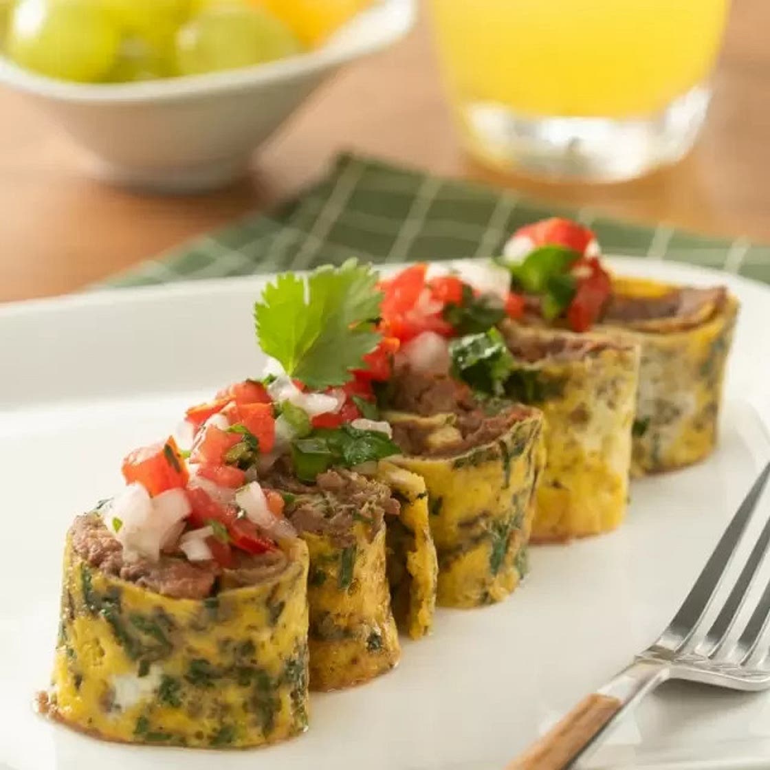Rollo de Huevo Relleno de Frijoles Refritos