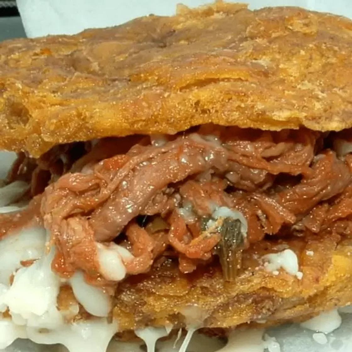 Patacón con Carne Desmechada