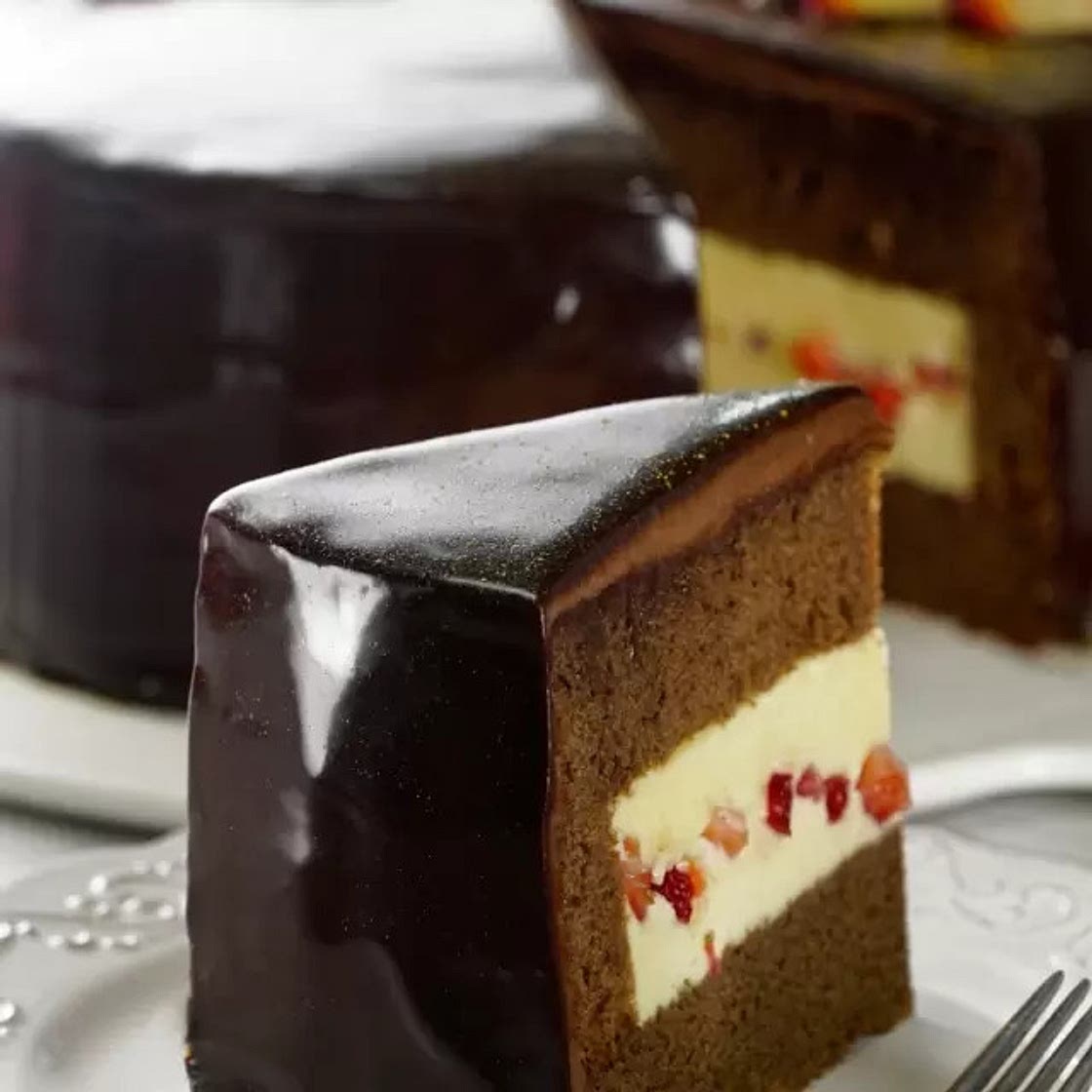 Pastel de Chocolate Relleno de Crema Pastelera