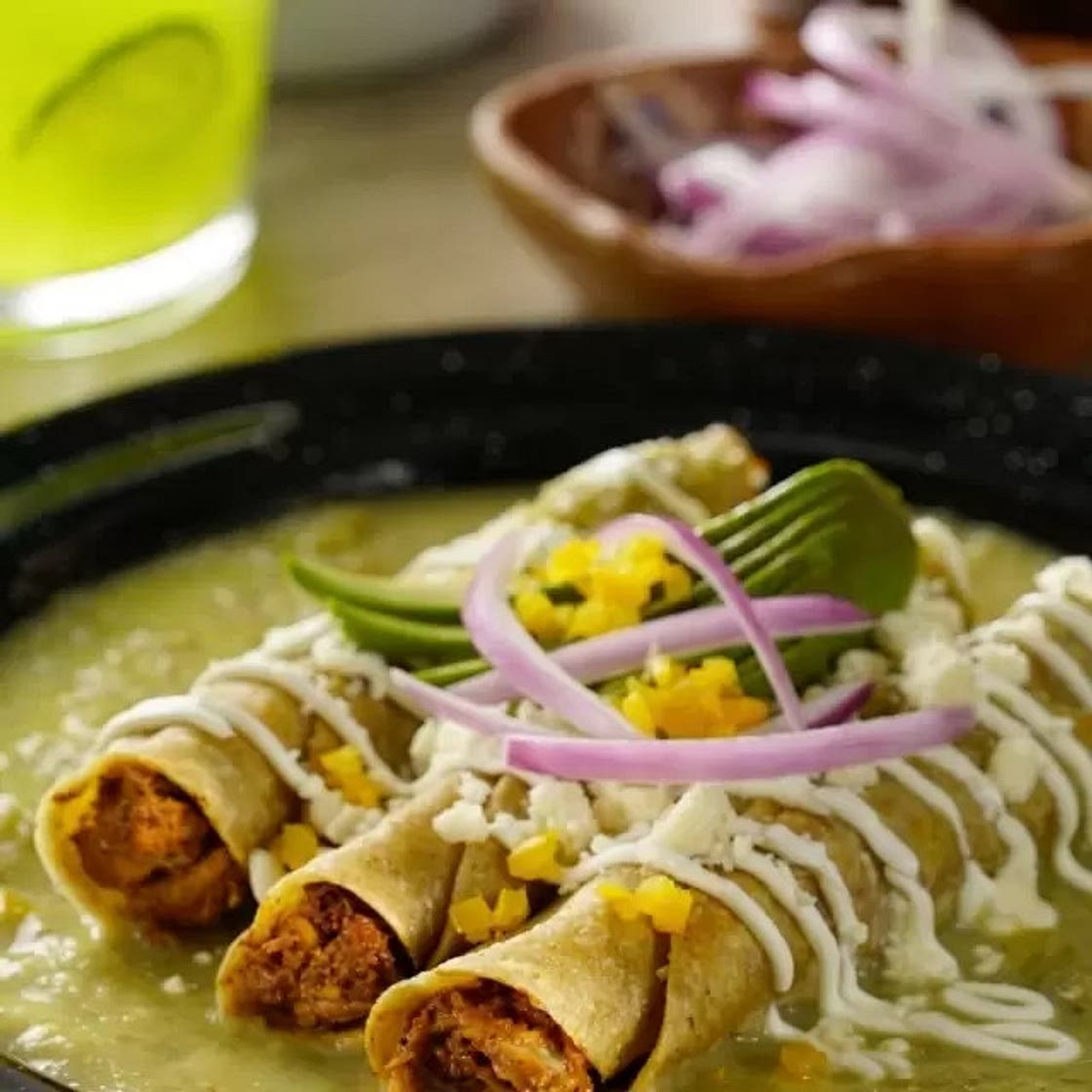 Tacos Dorados de Cochinita Pibil en Salsa Verde