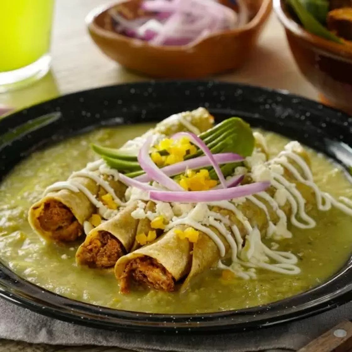 Tacos Dorados de Cochinita Pibil en Salsa Verde