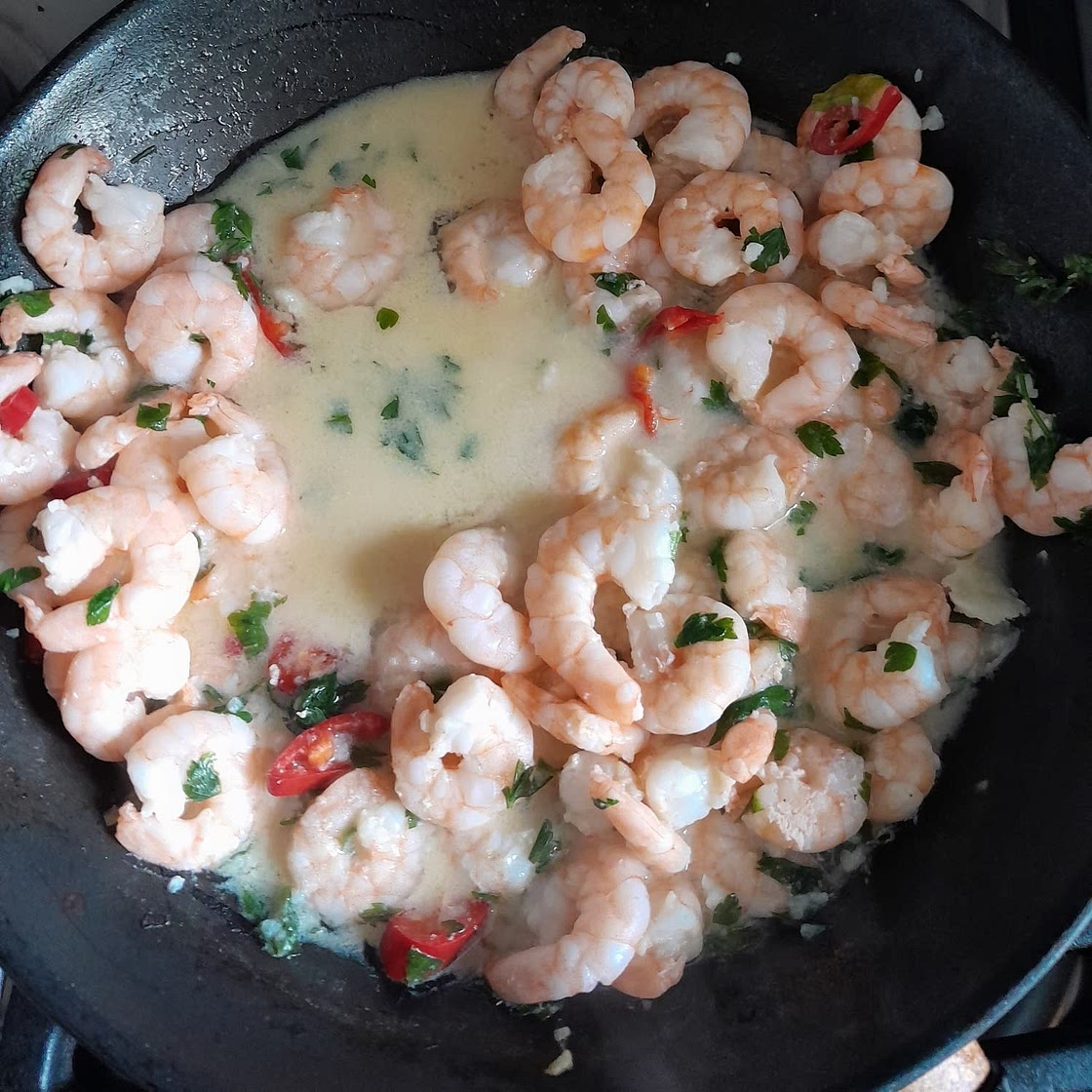 Patsy's garlic & chilli prawns