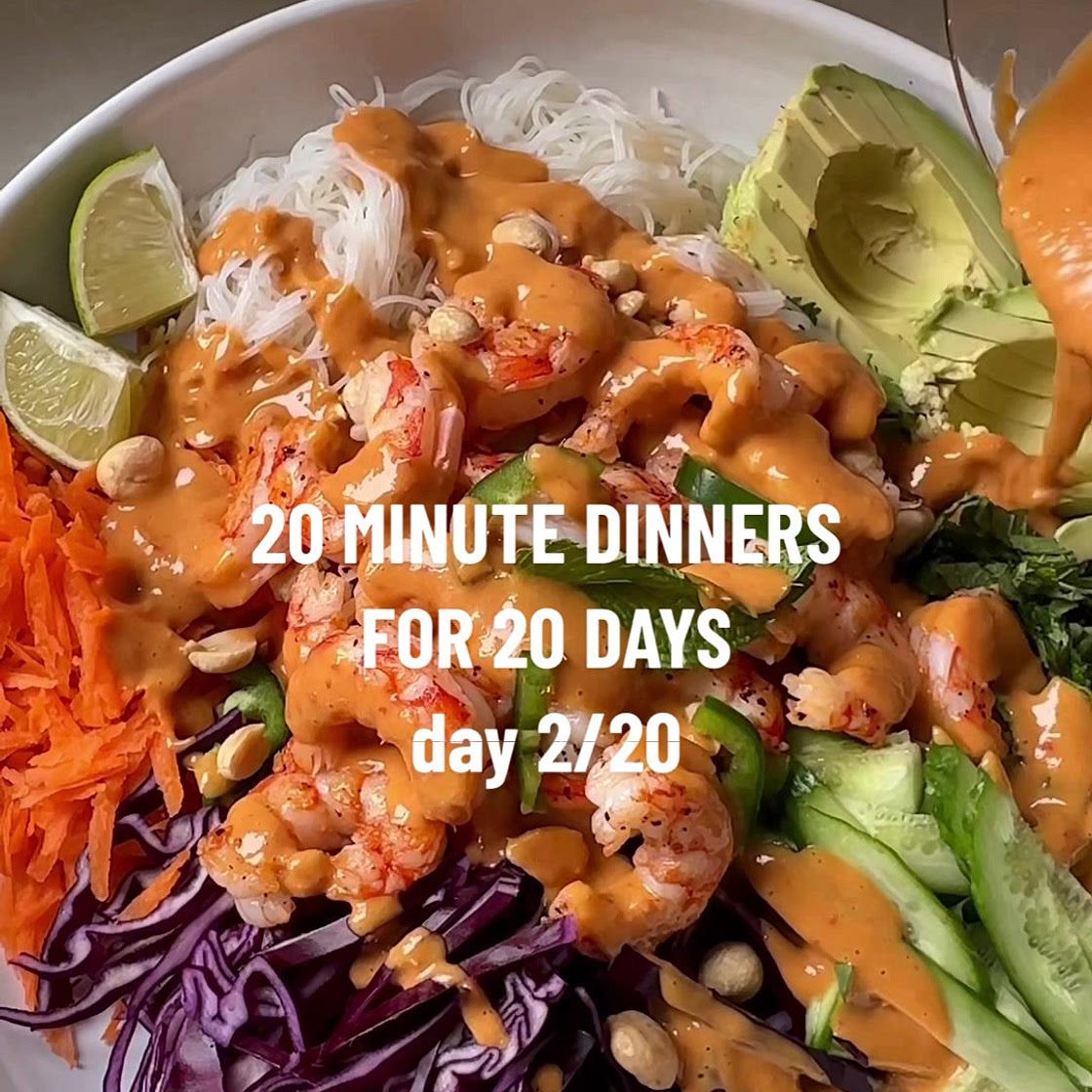 Spring Roll Salad with a Peanut Dressing🤝🍤🥗 you’re going to want to make this one!⬇️ Serves 2-3 people Peanut Sauce: 1/3 cup