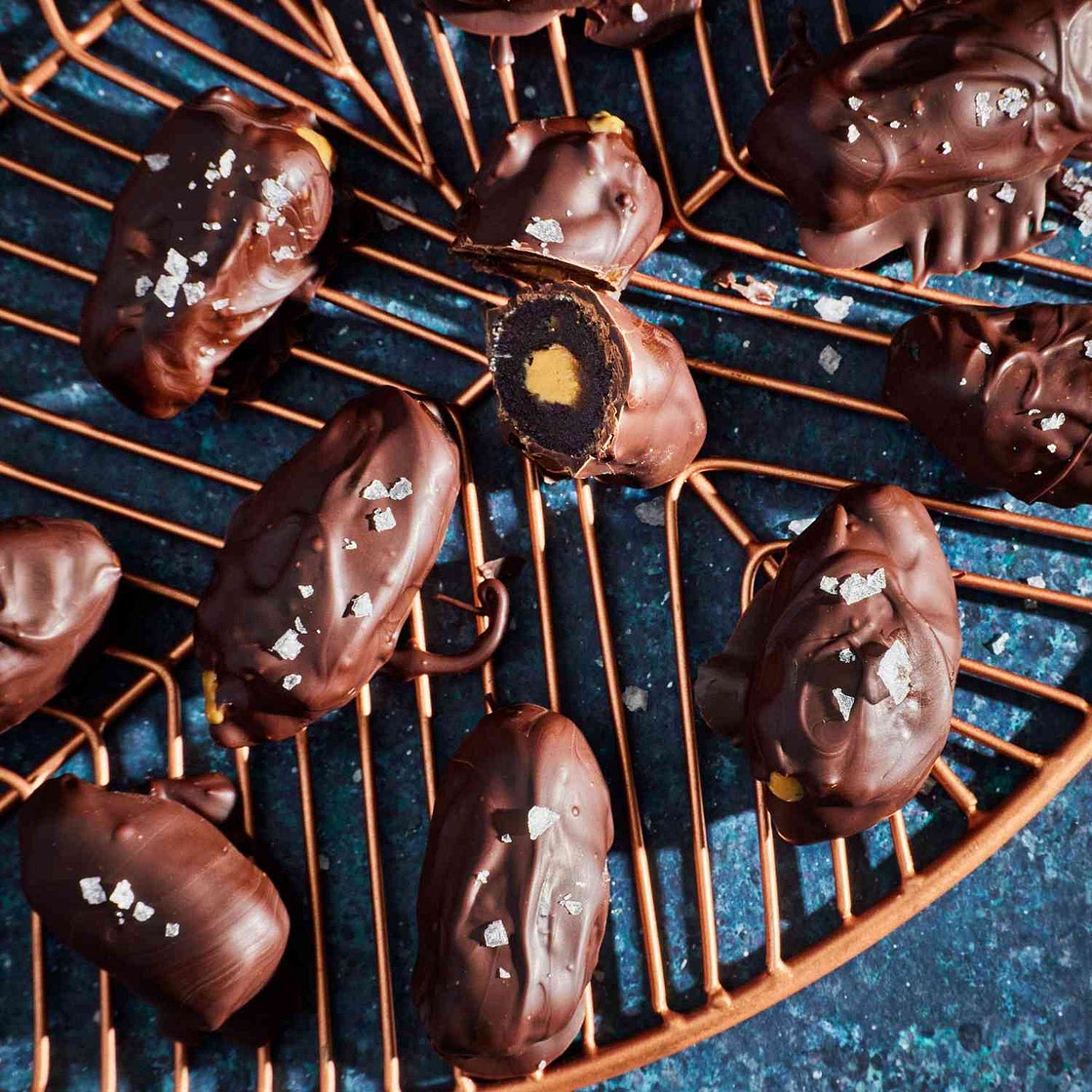 These 3-Ingredient Chocolate & Almond Butter Dates Taste Like Your Favorite Candy Bar