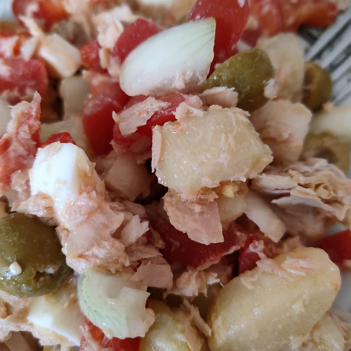 Ensalada de patatas con aceitunas rellenas y atún
