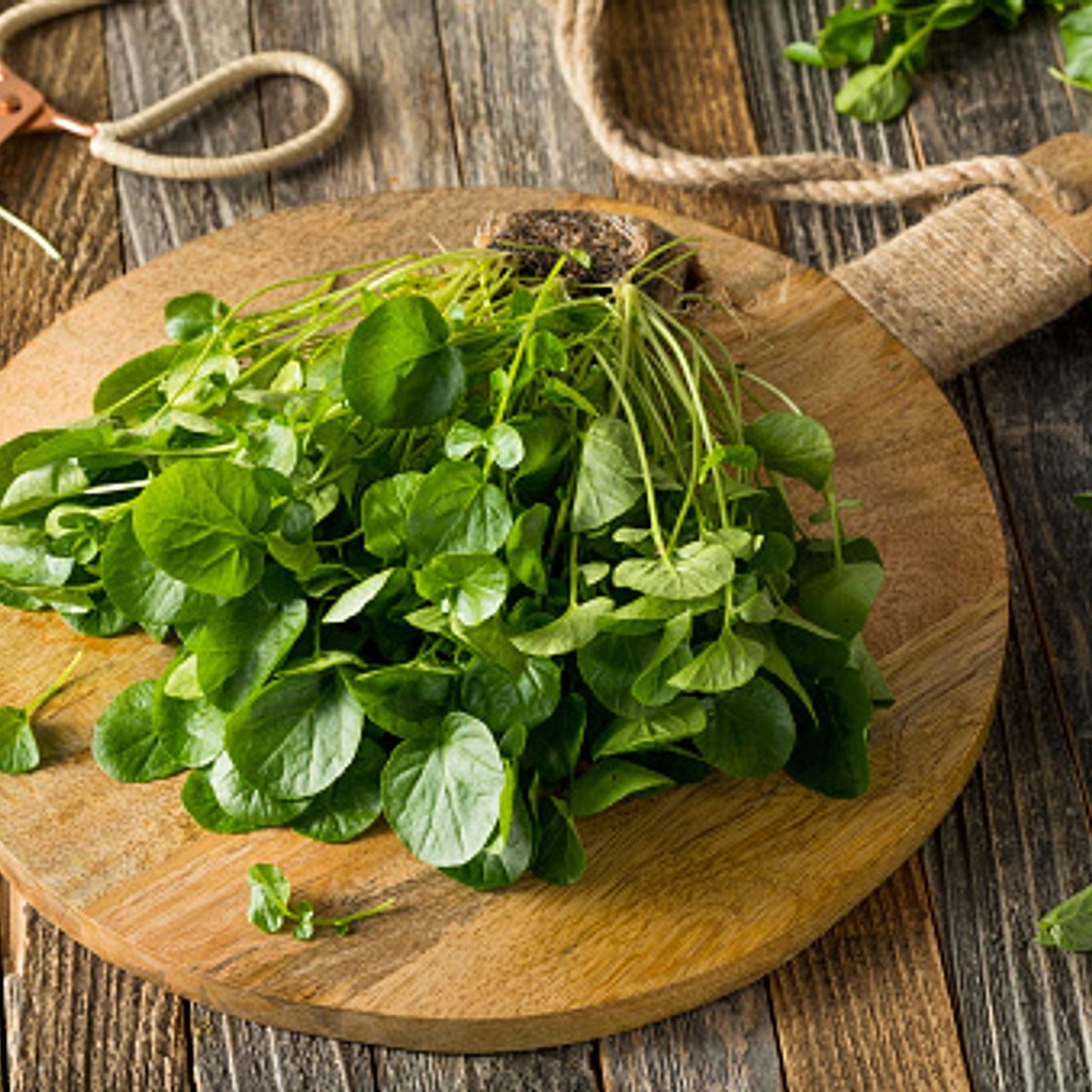 Ensalada de berro, aceitunas y almendras
