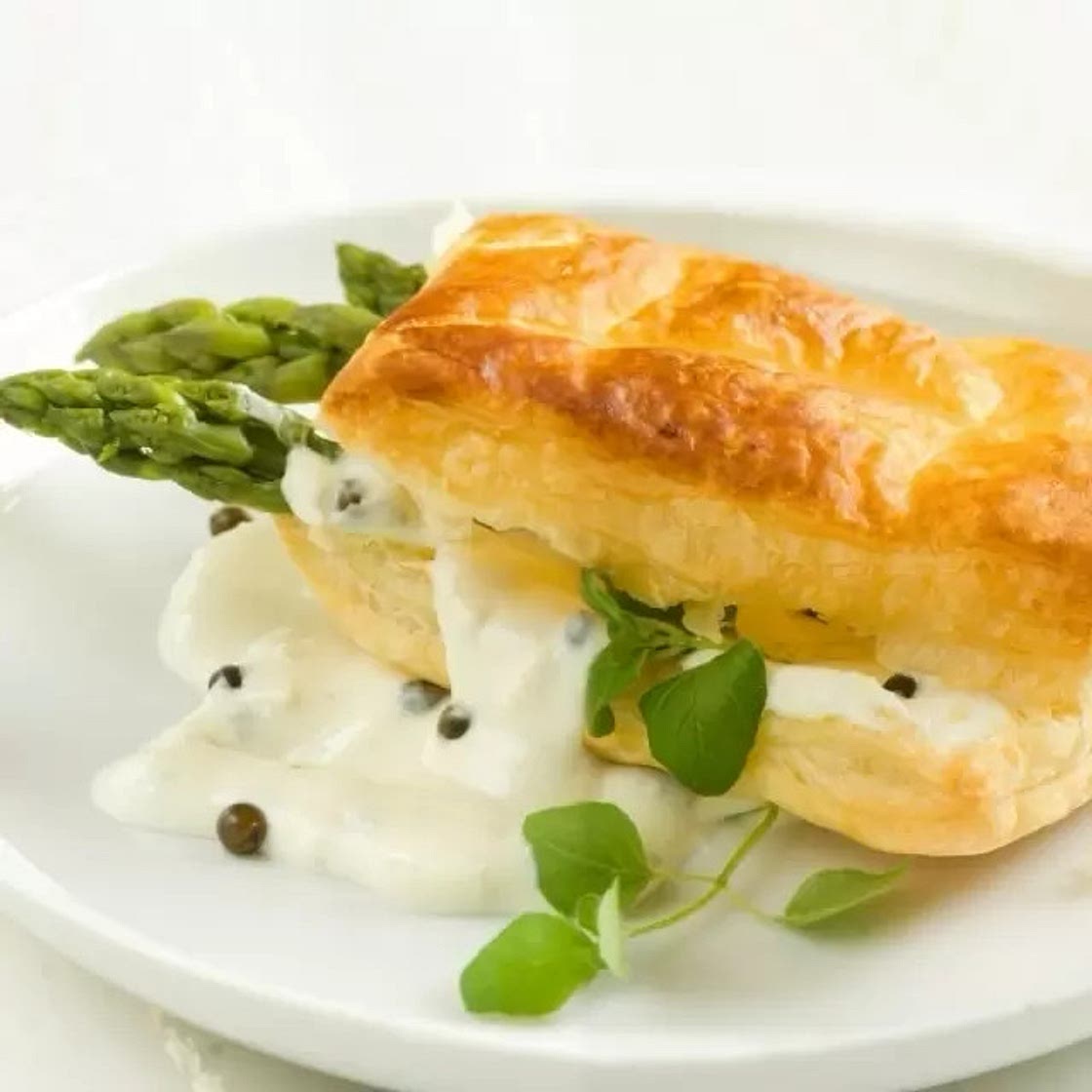Esparragos en Hojaldre y Salsa Blanca