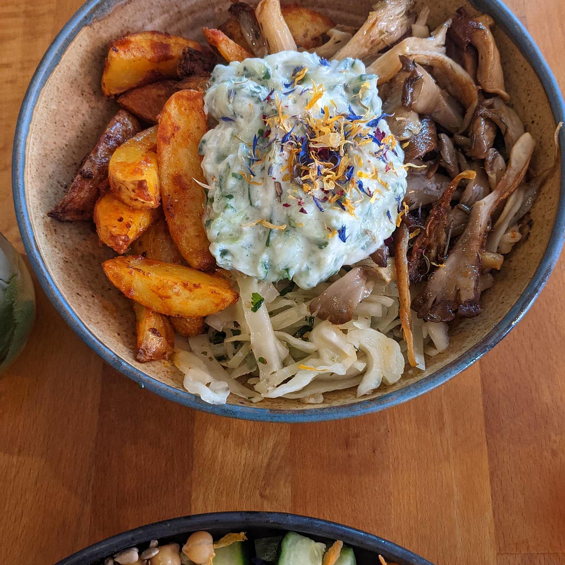 Pilz Gyros mit Wedges und Krautsalat