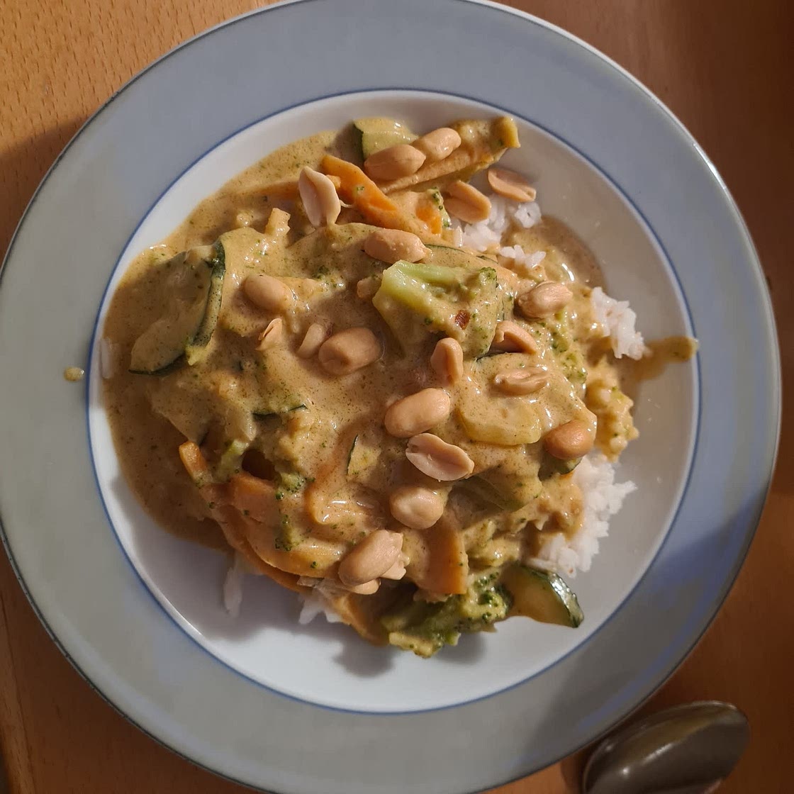 Veganes Erdnusscurry mit Kokosreis Zucchini, Buschbohnen und Paprika