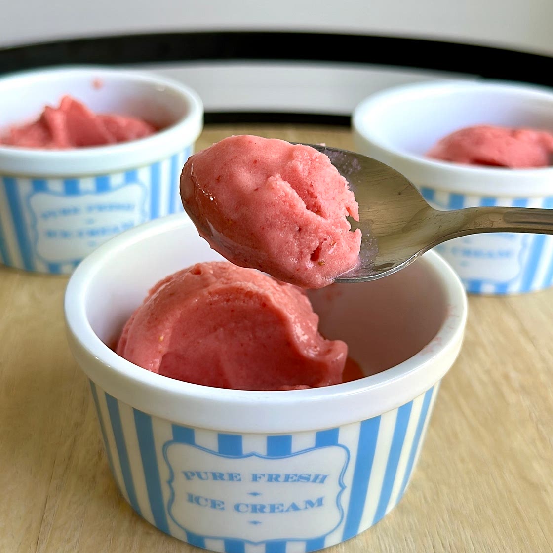 Strawberry frozen yogurt 