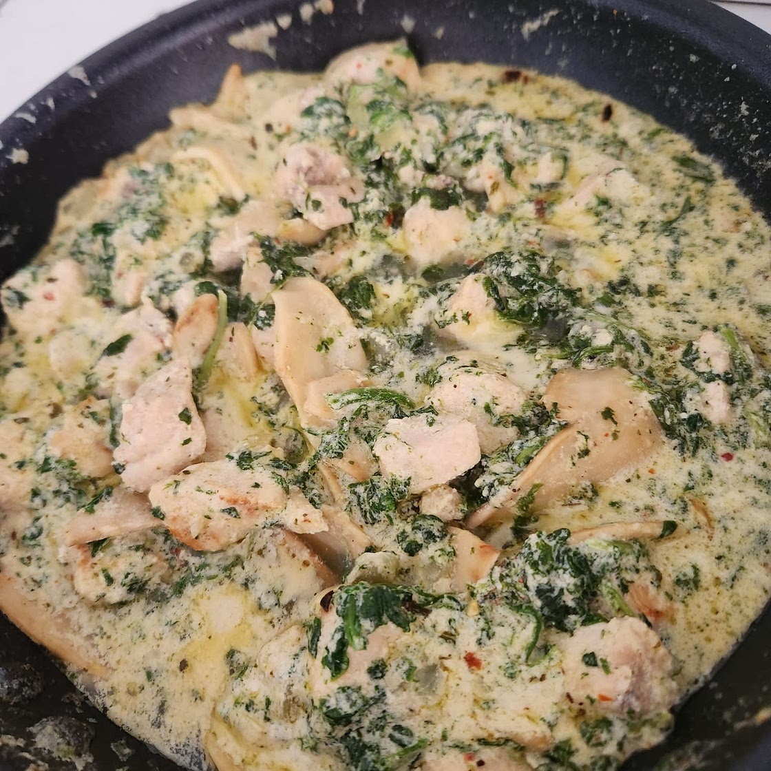 One-Pot Garlic Parmesan Pasta with Spinach and Mushrooms