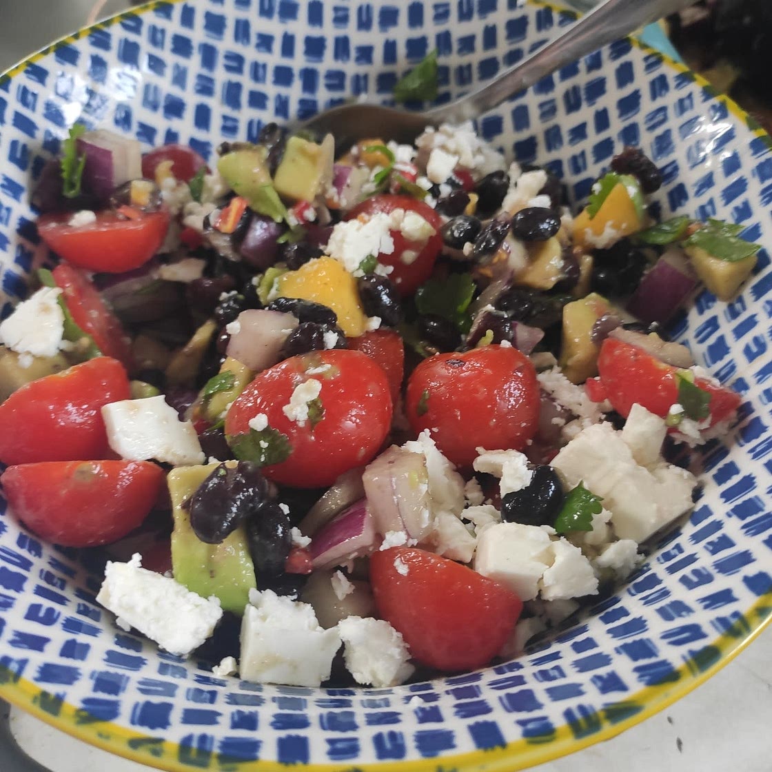Guacamole & mango salad with black beans