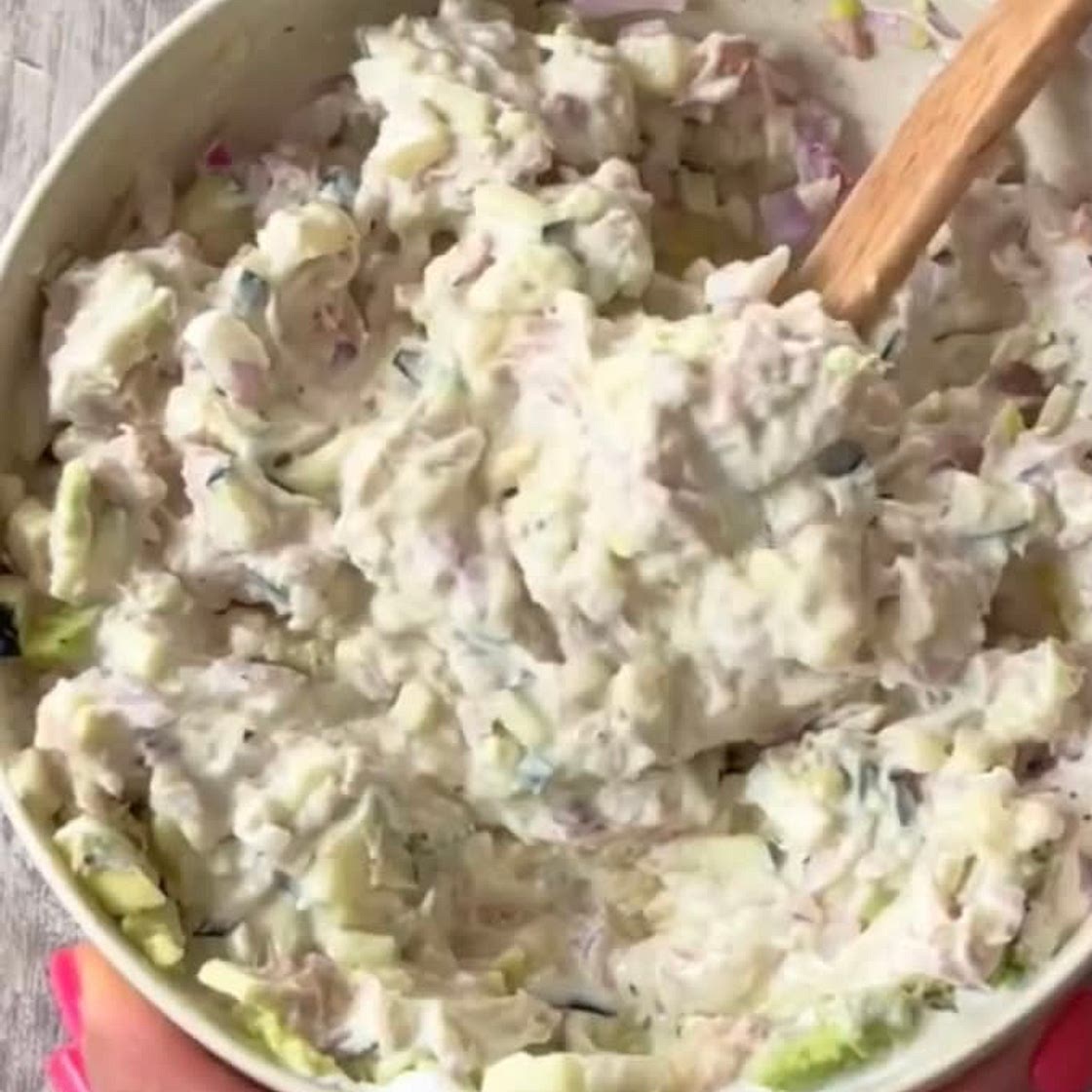 ensalada de atún con rice cakes