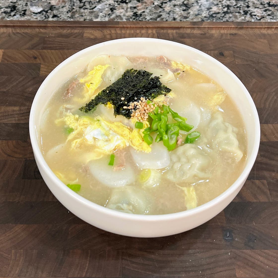 담백하고 시원한 떡 만두국