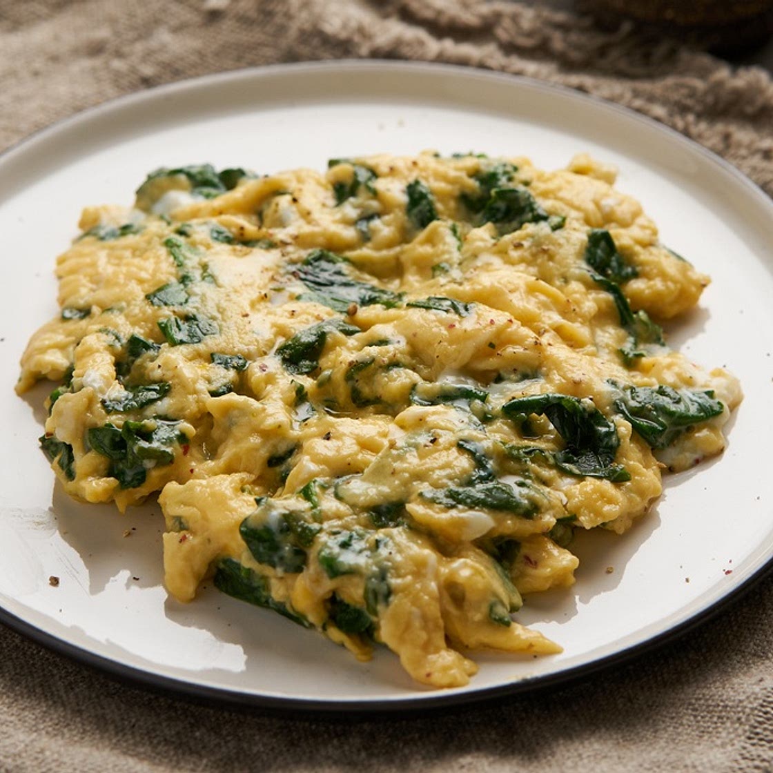 Huevos revueltos con espinacas