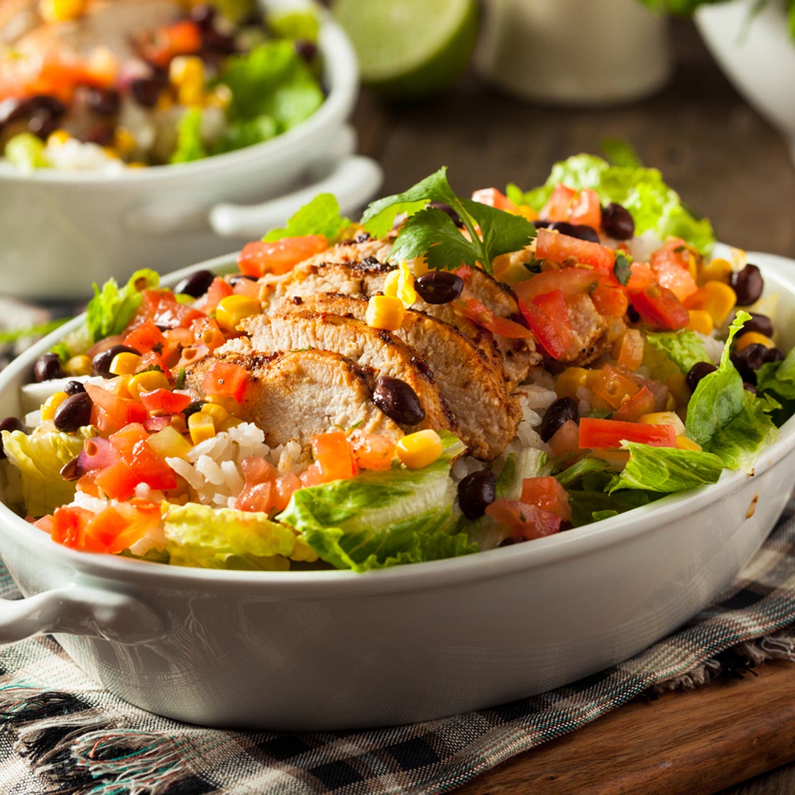 Ensalada tejana con frijoles y pollo