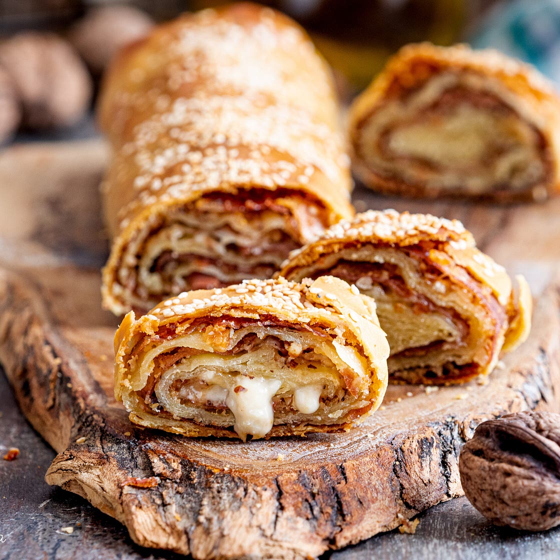 Strudel salato con crudo, gorgonzola e noci