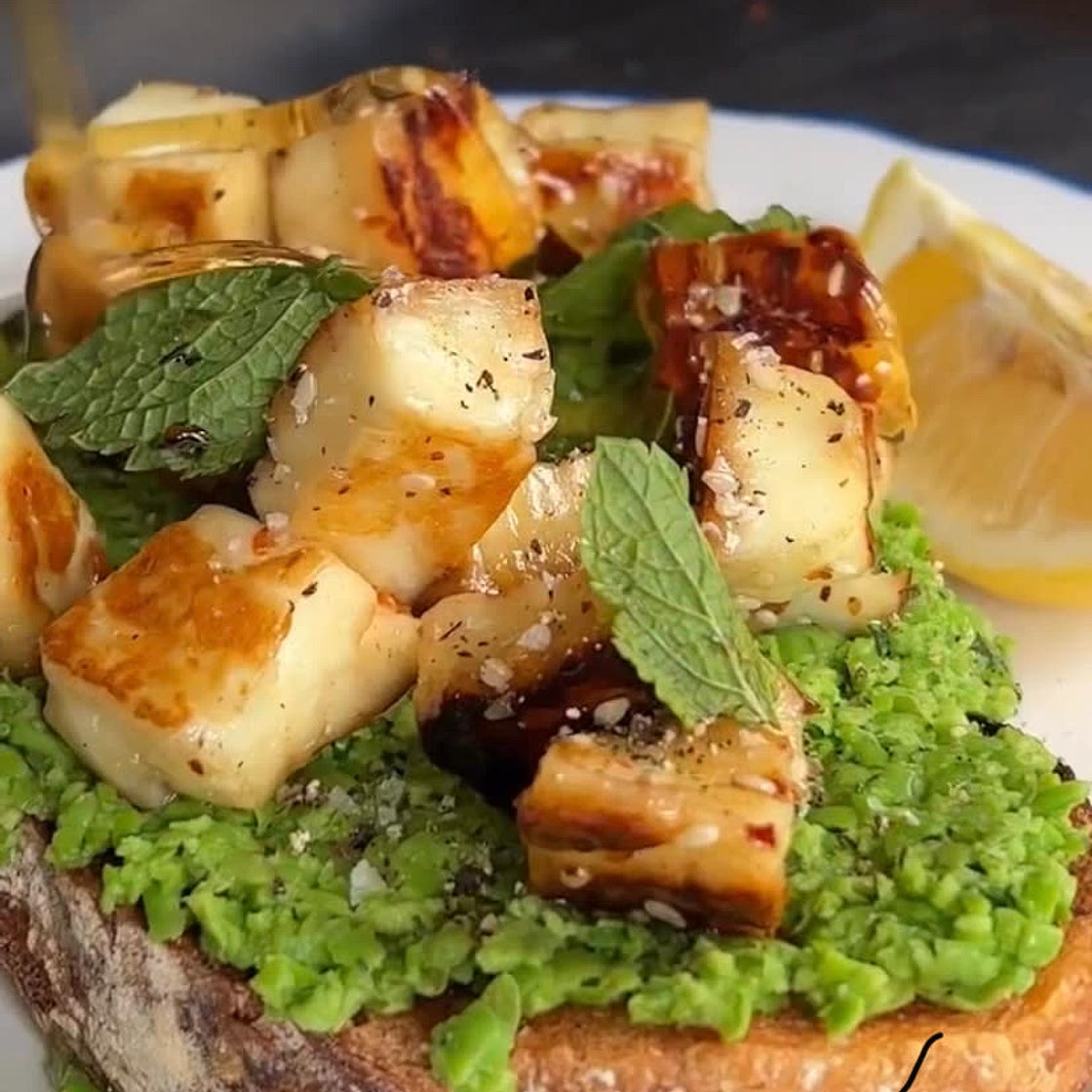 Smashed peas on toast with halloumi croutons